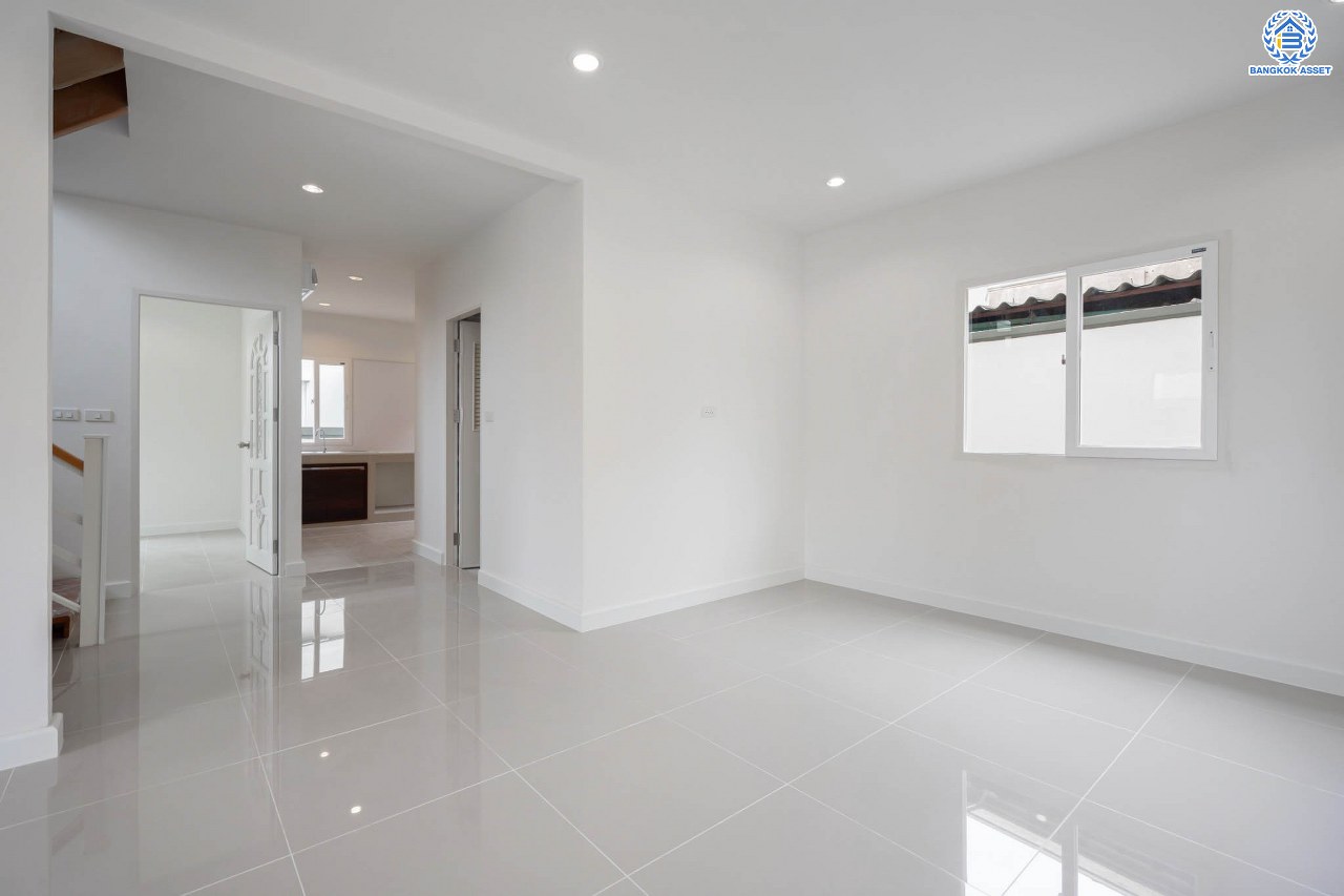 บ้านมือสองตกแต่งใหม่ ม.พฤกษาวิลเลจ11 ท่าอิฐ เนื้อที่ 52.5 ตร.ว. ฟังก์ชันพร้อม 3 ห้องนอน 2 ห้องน้ำ 1 ห้องอเนกประสงค์ จอดรถได้ 1 คัน บนทำเลศักยภาพ เข้า-ออกได้ทั้ง ถนนรัตนาธิเบศร์ และถนนราชพฤกษ์ ใกล้รถไฟฟ้าสายสีม่วง "สถานีบางรักน้อยท่าอิฐ"